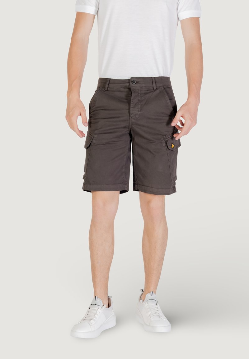 Pantaloni cargo scuri realizzati in tessuto resistente, caratterizzati da due tasche laterali e una tasca sulla gamba destra, con orlo arrotolato e chiusura con bottone.