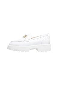Mocassin en cuir blanc avec une semelle à relief, bout rond et décorations en métal doré sur le dessus. Fini lisse avec des accents cousus.