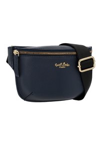 Marsupio in pelle blu navy con superficie strutturata, zip dorata e tracolla nera regolabile. Presenta un logo impresso sul davanti.