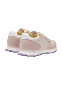 Zapatillas de ante rosa claro con acentos blancos, interior amarillo y suelas moradas. Cuentan con un collar acolchado y detalle del logo en el talón.