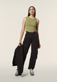Freddy CROPPED SLIM FIT - Top - oil green direct dyed