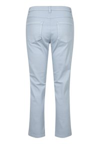 Pantalon en jean bleu clair à coupe droite, doté de deux poches arrière et d'une ceinture. Texture lisse et ourlet net.