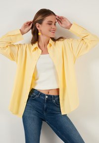 LELA LOOSE FIT - Button-down blouse - yellow