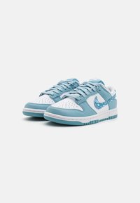 Nike Sportswear DUNK - Matalavartiset tennarit - white/worn blue