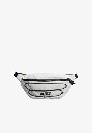 Riñonera blanca de la marca Superdry con cremallera negra, correa ajustable y cordones negros decorativos en el bolsillo frontal.