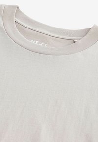 Lichtgrijs slim-fit t-shirt met korte mouwen en een ribgebreide ronde hals. Gemaakt van zacht katoen, met nette stiksels en zonder zichtbare patronen.