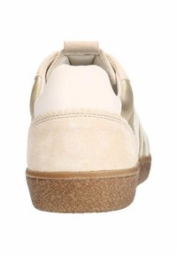 Baskets en suede beige avec un talon blanc lisse, une semelle en gomme texturée et des accents dorés subtils. Caractéristiques d'un bout arrondi et d'une languette pour un enfilage facile.