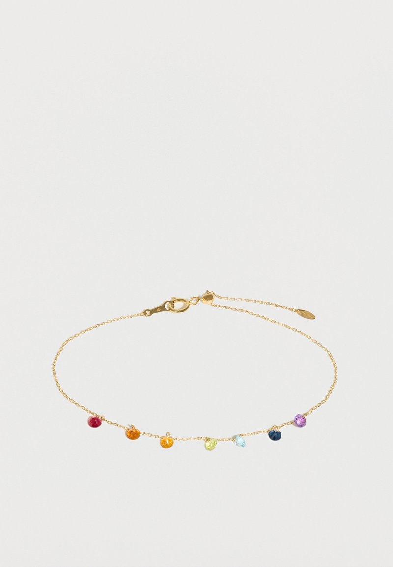 Zarter Goldkettenarmband mit sieben kleinen, bunten Edelsteinanhängern, die gleichmäßig entlang der Kette auf einem weißen Hintergrund verteilt sind.