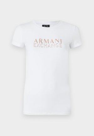 Balta īsām piedurknēm T-krekls, izstrādāts no kokvilnas, ar spīdīgu rozā zeltu "ARMANI EXCHANGE" logo centrā priekšā. Klasiska piegriezuma.