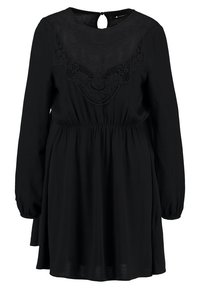 Vestido negro de manga larga con cintura fruncida, que presenta un patrón de encaje en el escote y un detalle de ojal en la parte posterior.