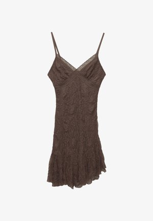 Vestito in pizzo marrone con spalline sottili, scollo a V, tessuto testurizzato e orlo arricciato. Motivi floreali delicati su tutto il materiale.