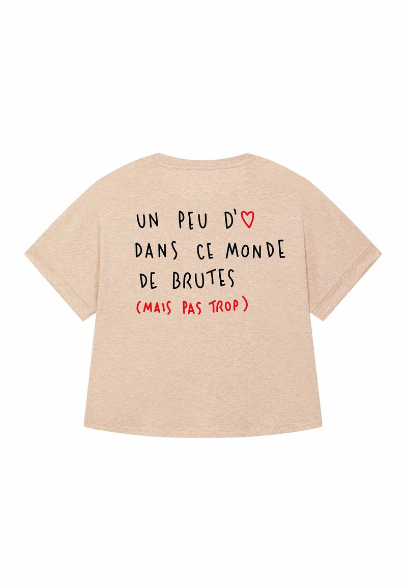 T-shirt beige a maniche corte con design del testo in nero e rosso. La frase recita: "Un po' d'amore in questo mondo di bruti (ma non troppo)."