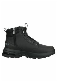 Botas negras de tobillo hechas de material sintético, con cordones en la parte delantera, cremallera lateral, suela de goma gruesa y diseño superior texturizado.