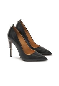 Musta nahkakengät, joissa on terävät varpaat, stiletto-korkokengät ja hopeaketju korostus takana. Sisällä on vaaleanruskea vuori.