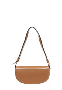 Sac à bandoulière en cuir marron avec une forme arrondie, une texture lisse, une sangle unique réglable et un logo embossé à l'avant.