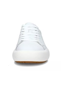Sneaker bianco con lacci, tomaia in pelle liscia, punta tondeggiante e suola in gomma con un accento marrone. Design semplice senza loghi visibili.