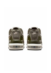 Zapatillas Nike Air Max en verde oliva, con cuello acolchado, suela grande con amortiguación de aire y acentos plateados en la marca y los ojales.