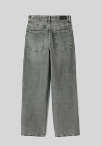 Jeans en denim gris à taille haute et jambe large, avec deux poches arrière et une finition texturée. Le design est simple et fonctionnel.