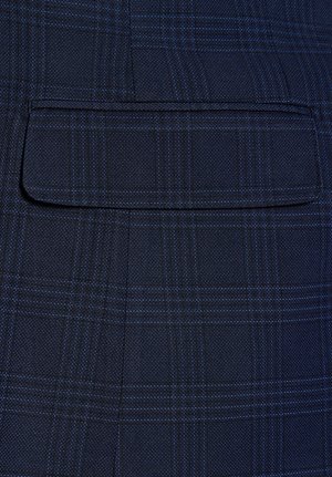 Granatowy materiał o subtelnym, teksturowanym splocie. Posiada prostokątną kieszeń na klapie oraz słabym wzorze w kratę z niebieskimi akcentami.