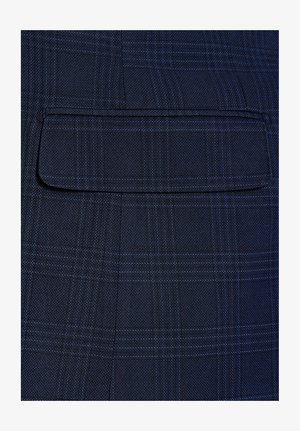 Granatowy materiał o subtelnym, teksturowanym splocie. Posiada prostokątną kieszeń na klapie oraz słabym wzorze w kratę z niebieskimi akcentami.