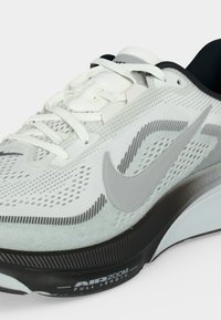 Λευκό και γκρι παπούτσι για τρέξιμο Nike Air Zoom με αεριζόμενο επάνω μέρος από διχτυωτό υλικό, δεμένες κορδόνια και ενδιάμεση σόλα με την ένδειξη «Air Zoom Full Length».