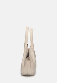 Borsa a tracolla in pelle beige chiaro con due manici, forma curva, superficie testurizzata e chiusura con zip. La vista posteriore mette in mostra il design e le cuciture.