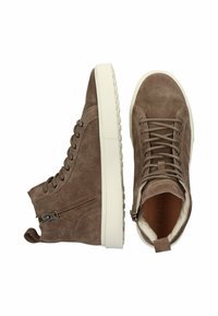 Brune ruskind høj-top sneakers med hvide gummisåler. Funktioner inkluderer snørebånd foran, lynlås på siden og tekstureret overdel.