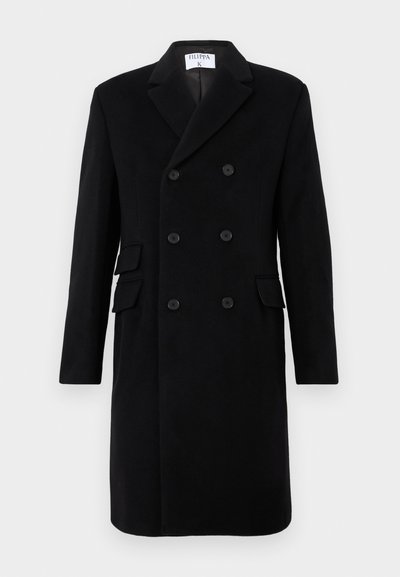Cappotto in lana nero a doppiopetto con revers, sei bottoni, tasche a patta e maniche lunghe, etichetta Filippa K all'interno del colletto.