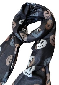 Sciarpa nera con un motivo ripetuto di emoji faccine sorridenti in vari colori, realizzata in un tessuto morbido con una consistenza liscia.