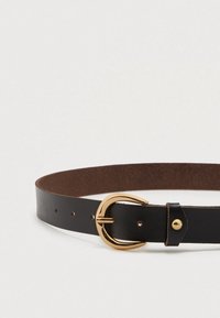 Černý kožený opasek s hladkou texturou, zlatou kovovou sponou a hnědým vnitřkem. Obsahuje několik otvorů pro nastavitelné přizpůsobení.