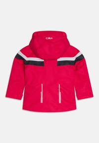 Helle rote Jacke mit Kapuze, die schwarze und weiße Streifen über die Schultern aufweist und reflektierende Akzente an zwei mit Reißverschluss versehenen Taschen hat.