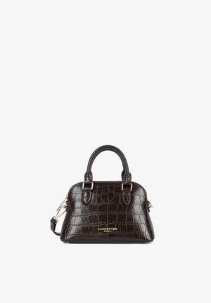 Petit sac à main en cuir marron foncé avec texture crocodile, doubles poignées et logo doré "Lancaster Paris" sur le devant.