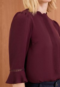 Love & Roses SCALLOP PINTUCK FLUTE SLEEVE  - REGULAR FIT - Camicetta - red