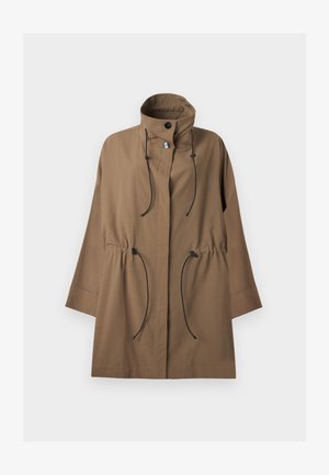 Cappotto marrone a manica lunga con collo alto, due bottoni al collo e coulisse nere regolabili in vita e sul collo.