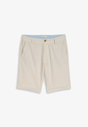 Short beige longueur genou avec poches latérales, passants pour ceinture, fermeture par un seul bouton et ceinture intérieure rayée bleu clair.