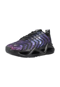 Scarpa sportiva nera con un upper a motivo galattico, caratterizzata da elementi di design ondulati, suola in gomma e un sistema di allacciatura prominente.