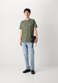 Lindbergh EMBROIDERY TEE - Marškinėliai su spaudiniu - khaki