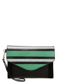 Pochette avec des rayures horizontales vertes, noires et argentées, rabat texturé et bracelet noir pour poignet attaché à un fermoir métallique.