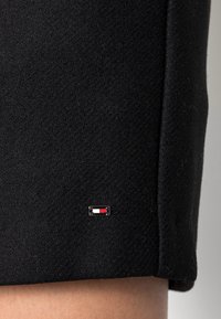 Tommy Hilfiger BLENDBUTTONS SHORT SKIRT - Minissaia - black
