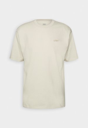 Beige Levi's t-shirt med korte ærmer, rund hals og lille broderet logo på venstre bryst.