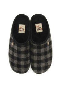 Pantuflas de forro polar a cuadros en blanco y negro, con un interior suave y un pequeño detalle de logo. Diseño tipo slip-on con bordes redondeados.