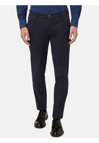 Mornarske chinos hlače iz bombaža z gladko teksturo, ravne noge, sprednji žepi in rjav gumb za zapiranje na pasu.