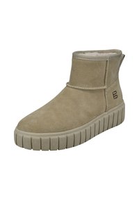 Beige Wildleder-Ankle-Boot mit dicker gerippter Sohle, gesteppten Details und weichem Fleece-Futter, das am oberen Rand sichtbar ist.