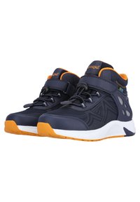 Mørkeblå høje sneakers med orange detaljer, mesh- og syntetisk materiale, snørebånd og velcrorem, hvid mellemsål, tekstureret sål.