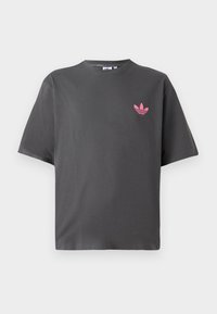 T-shirt corto grigio scuro con maniche corte e un piccolo logo trefoil rosa di Adidas sul lato sinistro del petto, esposto su uno sfondo bianco.