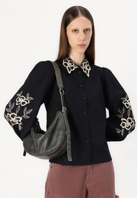 YAS YASSYMELLE SHIRT - Button-down blouse - black