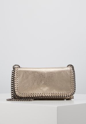 Kleine metalen gouden leren clutch met gestikte randen en een donker metalen kettingriem, liggend op een wit oppervlak.