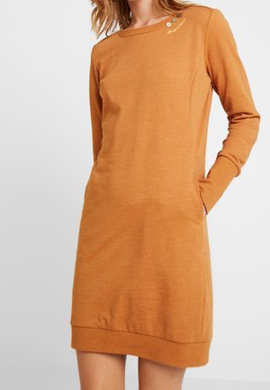 Robe à manches longues en orange chaleureux, fabriquée en matériau doux. Présente un décolleté rond, des poches latérales et des boutons décoratifs près de l'épaule.