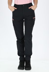 Schwarze Outdoor-Hosen mit elastischem Bund, zwei frontalen Taschen und einer seitlichen Reißverschlusstasche. Mit rosa Akzentdetails und einem leichten Material ausgestattet.