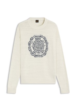 Kermaankeltainen neule, jossa teksturoitu kangas. Keskellä tummansininen pyöreä logo, jossa tekstit "BOSS" ja "EST 1977". Resorit hihansuissa ja helmassa.